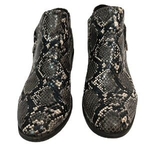 SO Booties Women 7M Black Gray White Faux Snake Skin Ankle Zipper Edgy Punk Moto